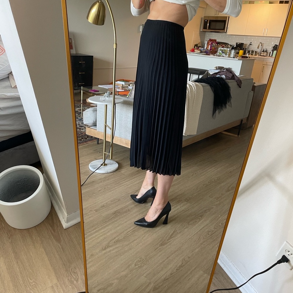 Emanuel Ungaro Vintage 100% Silk Beautiful Black Pleated Midi Skirt.